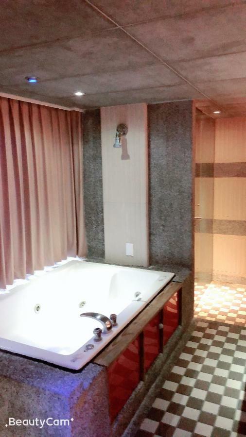 Jungle City Motel Città di Chiayi Esterno foto